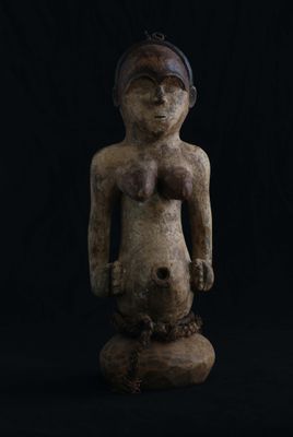 un gros plan d'une statue sur fond noir, avec un fond noir