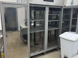 un réfrigérateur placé au milieu d'une pièce