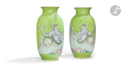 une paire de vases verts ornés d'une peinture représentant un homme et une femme