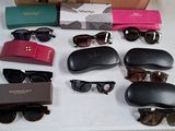 de nombreuses paires de lunettes de soleil posées sur une table