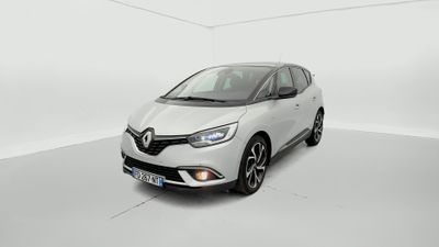 une voiture blanche dans une pièce blanche au sol blanc