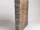 un vieux livre posé sur une table