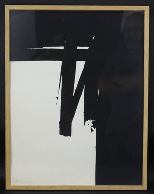 une peinture en noir et blanc représentant une croix sur fond noir