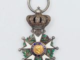 une image représentant une médaille en argent et en or surmontée d'une couronne