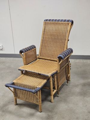 Une CHAISE longue en rotin naturel, noir et bleu ciel, repos…