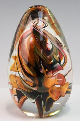 un vase en verre contenant une fleur