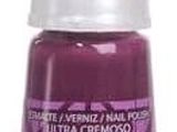 un gros plan d'un flacon de vernis à ongles sur fond blanc