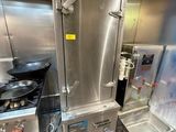 une cuisine équipée d'une cuisinière, d'un four, d'un évier et d'autres appareils électroménagers