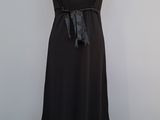 une robe noire et blanche sur un mannequin