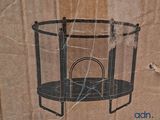 une boîte en carton sur laquelle est représenté un trampoline