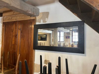 un miroir accroché au mur d'une pièce