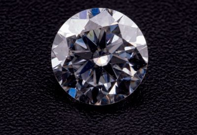 gros plan d'un diamant sur une surface noire