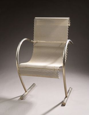 une image représentant un fauteuil à bascule avec une assise tressée sur fond gris