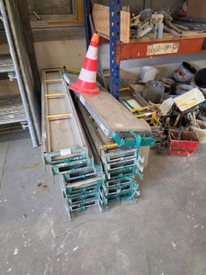 plusieurs pièces de bois sont empilées dans un garage