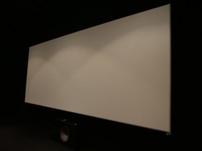 un écran de projection au milieu d'une pièce sombre