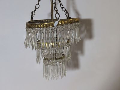 un lustre suspendu au plafond d'une pièce