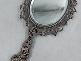 un petit miroir posé sur une table