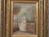 Un vieux tableau représentant une femme en robe blanche est accroché au mur.