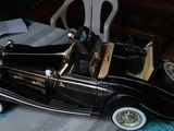 une petite voiture noire posée sur une table