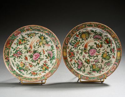 paire d'assiettes de la famille chinoise avec oiseaux et fleurs