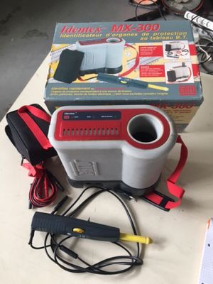 une boîte à outils posée sur une table à côté d'un chargeur de voiture