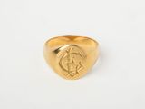 une bague en or portant les initiales de deux hommes et d'une femme