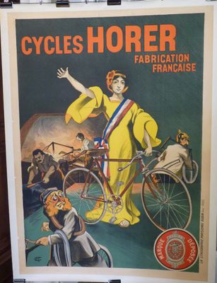 affiche représentant une femme à vélo devant un groupe de personnes