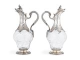 une paire de vases en argent et en verre sur fond blanc