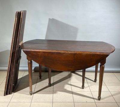 une image représentant une table avec deux chaises et un morceau de bois