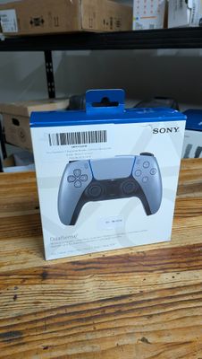 une boîte contenant une manette de jeu, posée sur une table