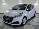 la voiture blanche est garée dans le garage sur le sol en damier