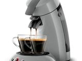 gros plan d'une cafetière avec deux tasses de café