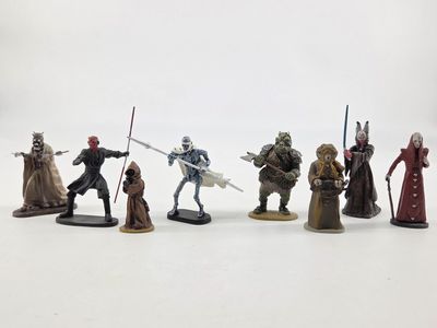 Les figurines de Star Wars sont alignées sur une surface blanche