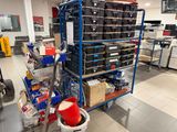 un chariot bleu chargé de nombreux articles dans un magasin