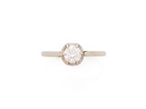 une bague en diamant blanc sur fond blanc