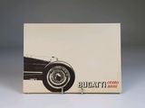 une image représentant une photo en noir et blanc d'une voiture sur laquelle figure le mot « Bugatti »