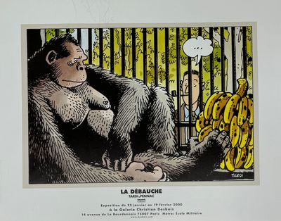 une photo d'un gorille assis devant une grappe de bananes