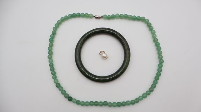 Collier perle verte, bracelet rigide, pendentif perle