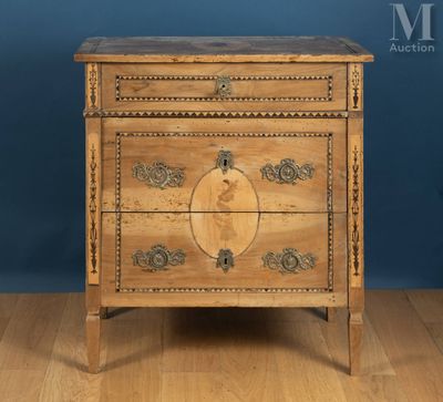 une vieille commode en bois avec un plateau en marbre, posée sur un parquet en bois massif