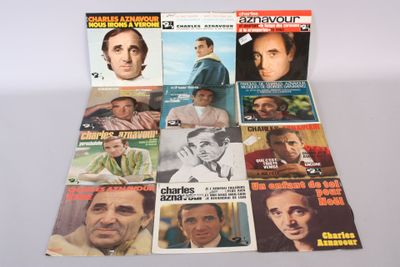 les jaquettes de divers films sont disposées sur une table