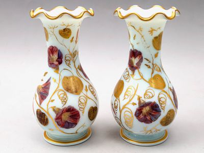une paire de vases ornés de motifs floraux sur un fond blanc
