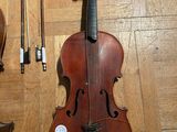 a violin that is sitting on the floor next to a violin