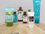 de nombreux types de produits de soins de la peau posés sur une table