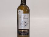 la bouteille de vin blanc est posée sur la table