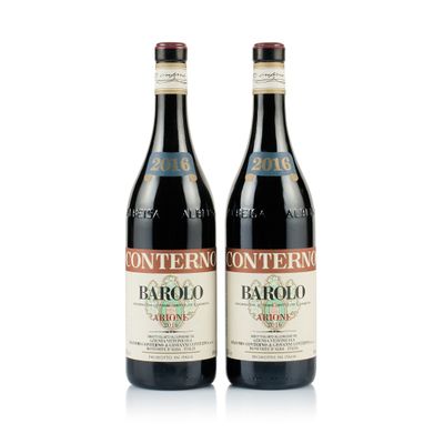 deux bouteilles de vin posées l'une à côté de l'autre sur une surface blanche