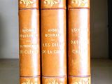trois livres qui se trouvent côte à côte sur une étagère