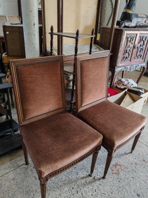 deux chaises assises l'une à côté de l'autre dans une pièce