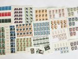 plusieurs types différents d'affranchissements et de timbres sur un fond blanc