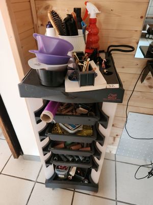 un sèche-cheveux et d'autres objets posés sur une étagère dans une pièce