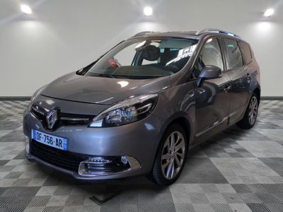 la photo d'une voiture grise garée dans un garage